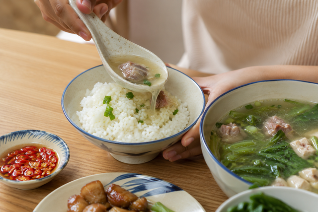 Mối nguy từ th&oacute;i quen ăn cơm chan canh: Ăn nhanh dễ g&acirc;y tăng c&acirc;n - Ảnh 1.