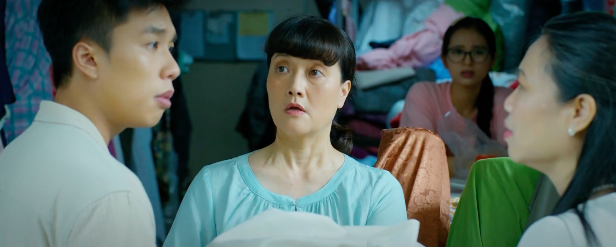 Phương (Lưu Ly) bối rối khi Kh&aacute;nh (Long Vũ) nắm tay - Ảnh 2.