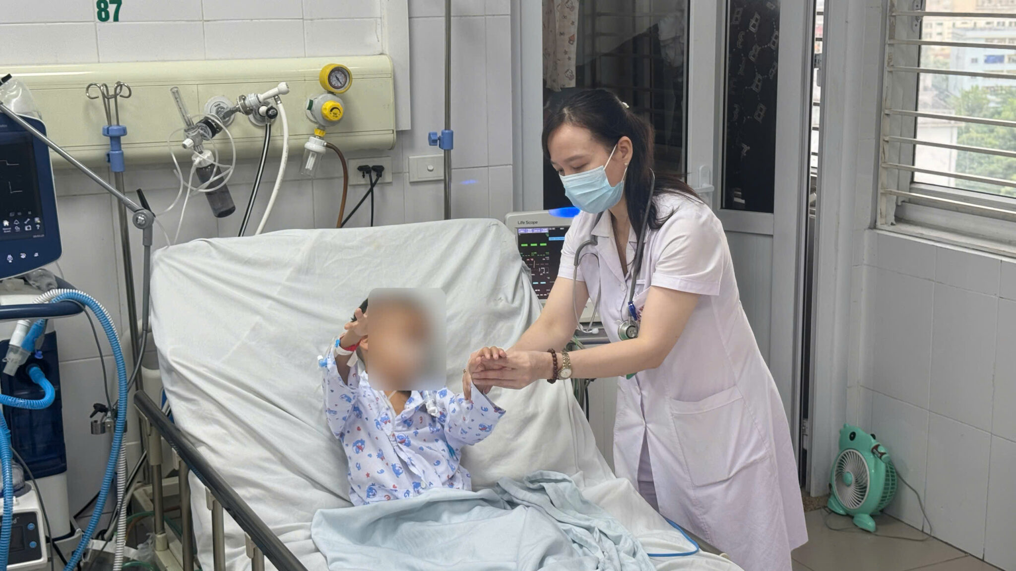 Chỉ sau 2 ngày sốt và đau đầu, bé trai 9 tuổi rơi vào hôn mê - Ảnh 1.