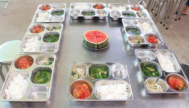 Tin sáng 15/4: Thí sinh Chuyên Tuyên Quang than đề Toán thi lại khó; Công khai hình ảnh khay ăn thực tế của học sinh để phụ huynh giám sát - Ảnh 3.