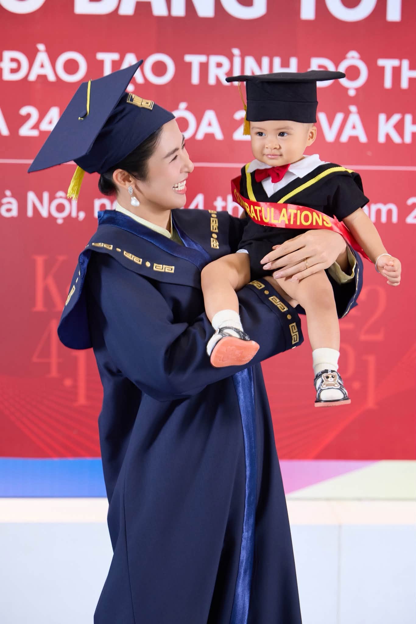 Ngọc H&acirc;n nhận bằng Thạc sĩ c&ugrave;ng con trai Pi: Khoảnh khắc đ&aacute;ng nhớ trong sự nghiệp - Ảnh 5.