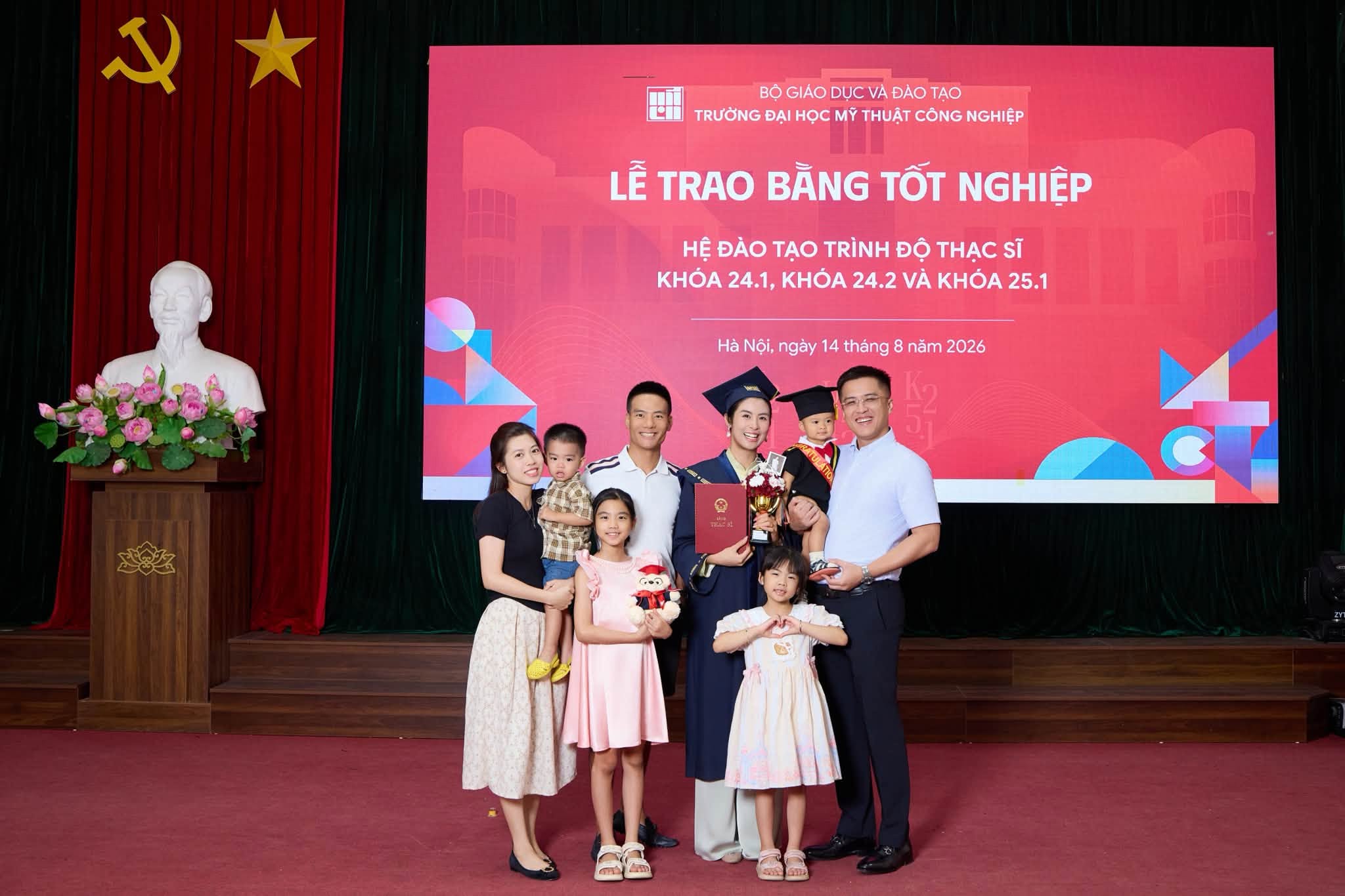 Ngọc H&acirc;n nhận bằng Thạc sĩ c&ugrave;ng con trai Pi: Khoảnh khắc đ&aacute;ng nhớ trong sự nghiệp - Ảnh 8.