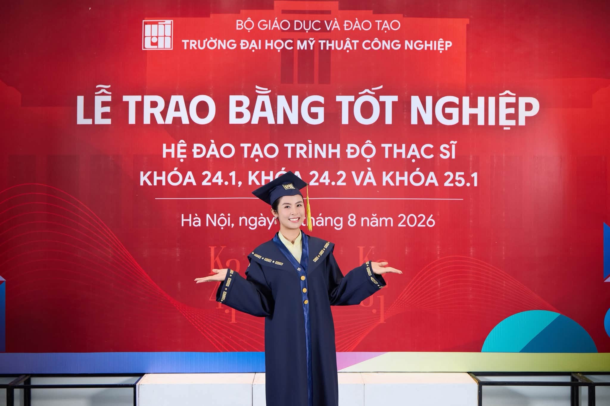 Ngọc H&acirc;n nhận bằng Thạc sĩ c&ugrave;ng con trai Pi: Khoảnh khắc đ&aacute;ng nhớ trong sự nghiệp - Ảnh 3.
