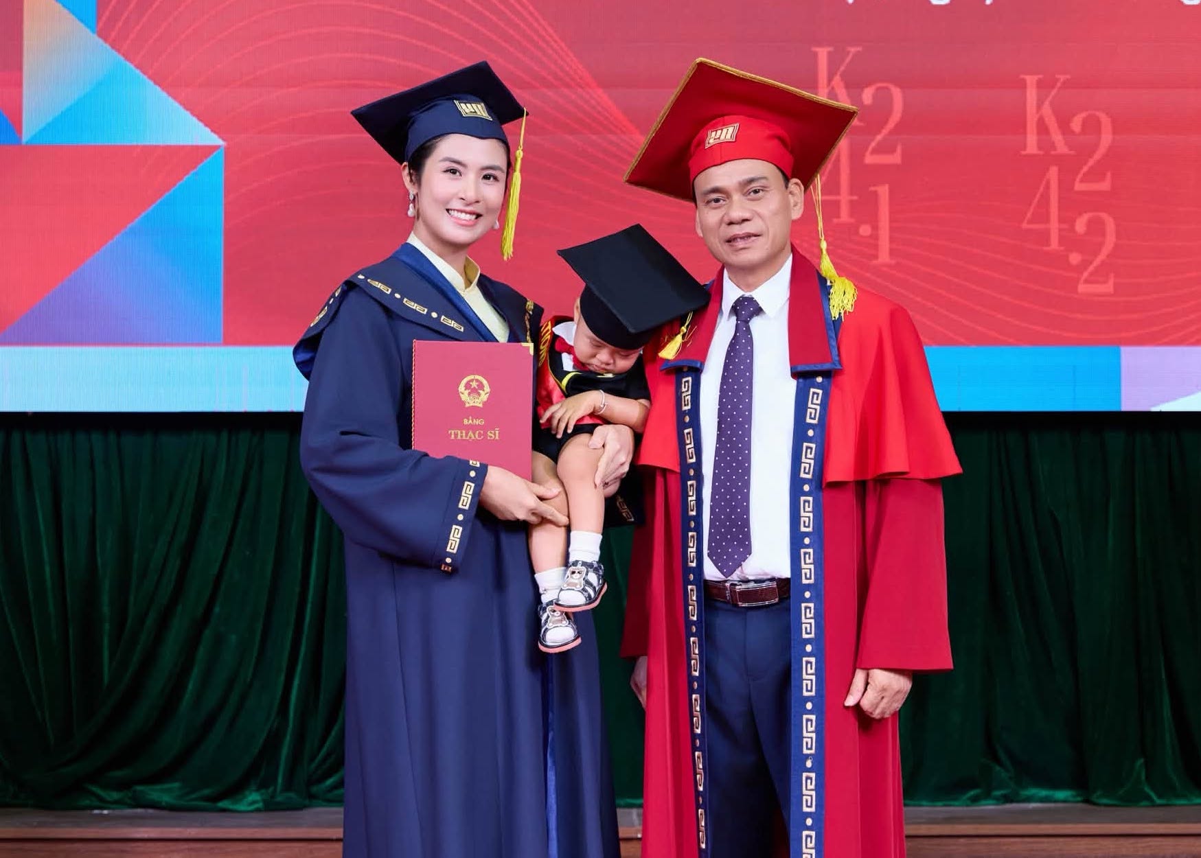 Ngọc H&acirc;n nhận bằng Thạc sĩ c&ugrave;ng con trai Pi: Khoảnh khắc đ&aacute;ng nhớ trong sự nghiệp - Ảnh 7.