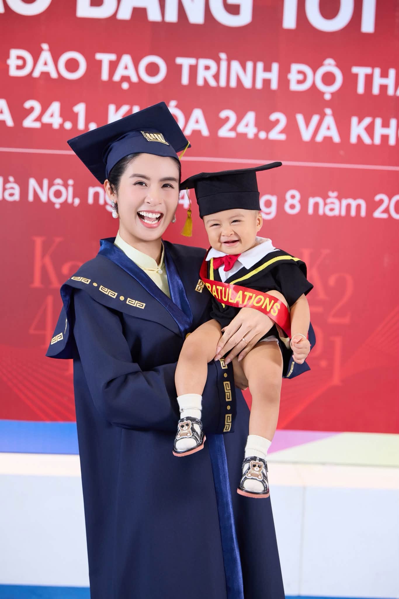 Ngọc H&acirc;n nhận bằng Thạc sĩ c&ugrave;ng con trai Pi: Khoảnh khắc đ&aacute;ng nhớ trong sự nghiệp - Ảnh 4.