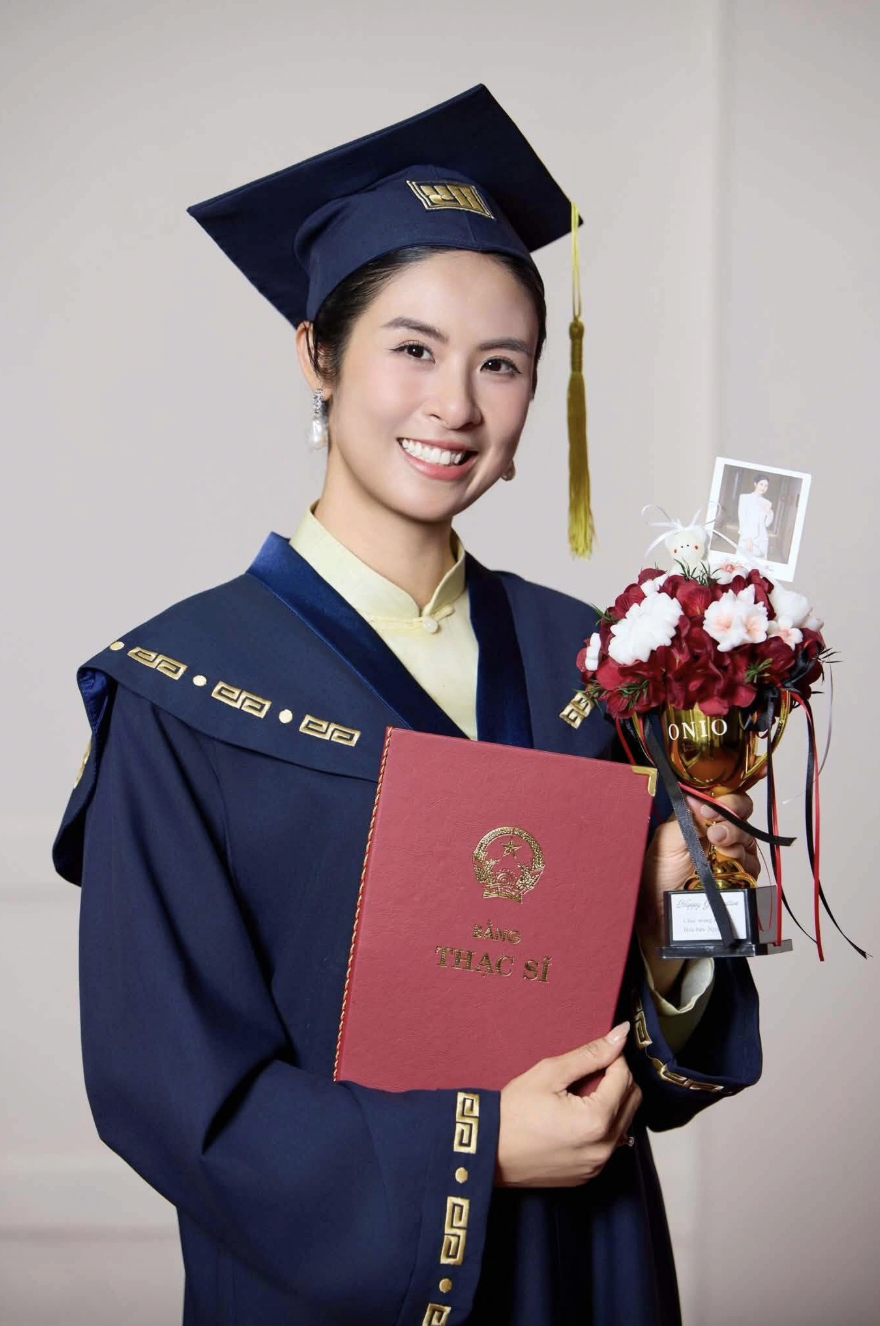 Ngọc H&acirc;n nhận bằng Thạc sĩ c&ugrave;ng con trai Pi: Khoảnh khắc đ&aacute;ng nhớ trong sự nghiệp - Ảnh 2.
