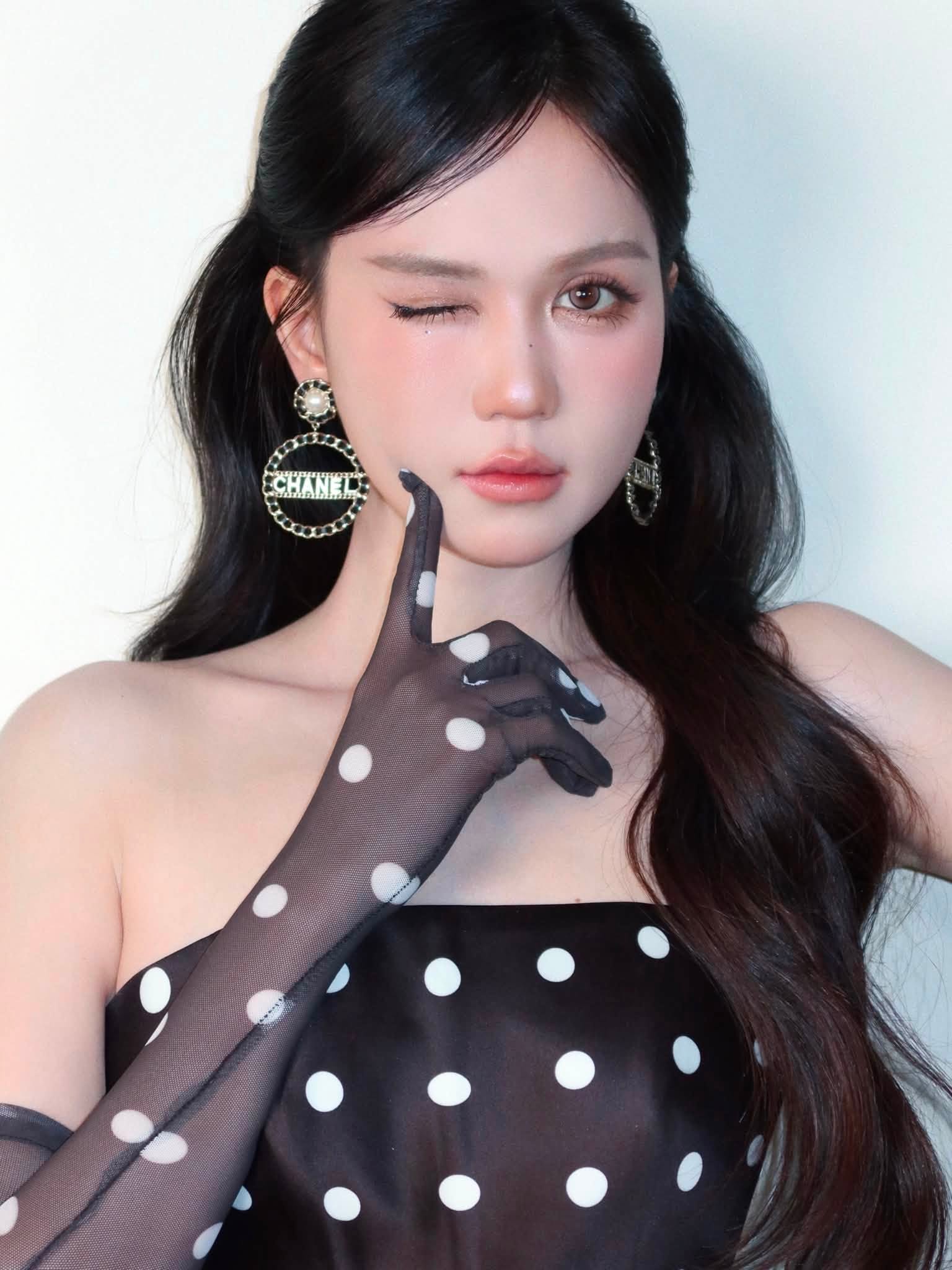 Ngọc Trinh tỏa s&aacute;ng ở tuổi trung ni&ecirc;n với phong c&aacute;ch thời trang trẻ trung - Ảnh 9.
