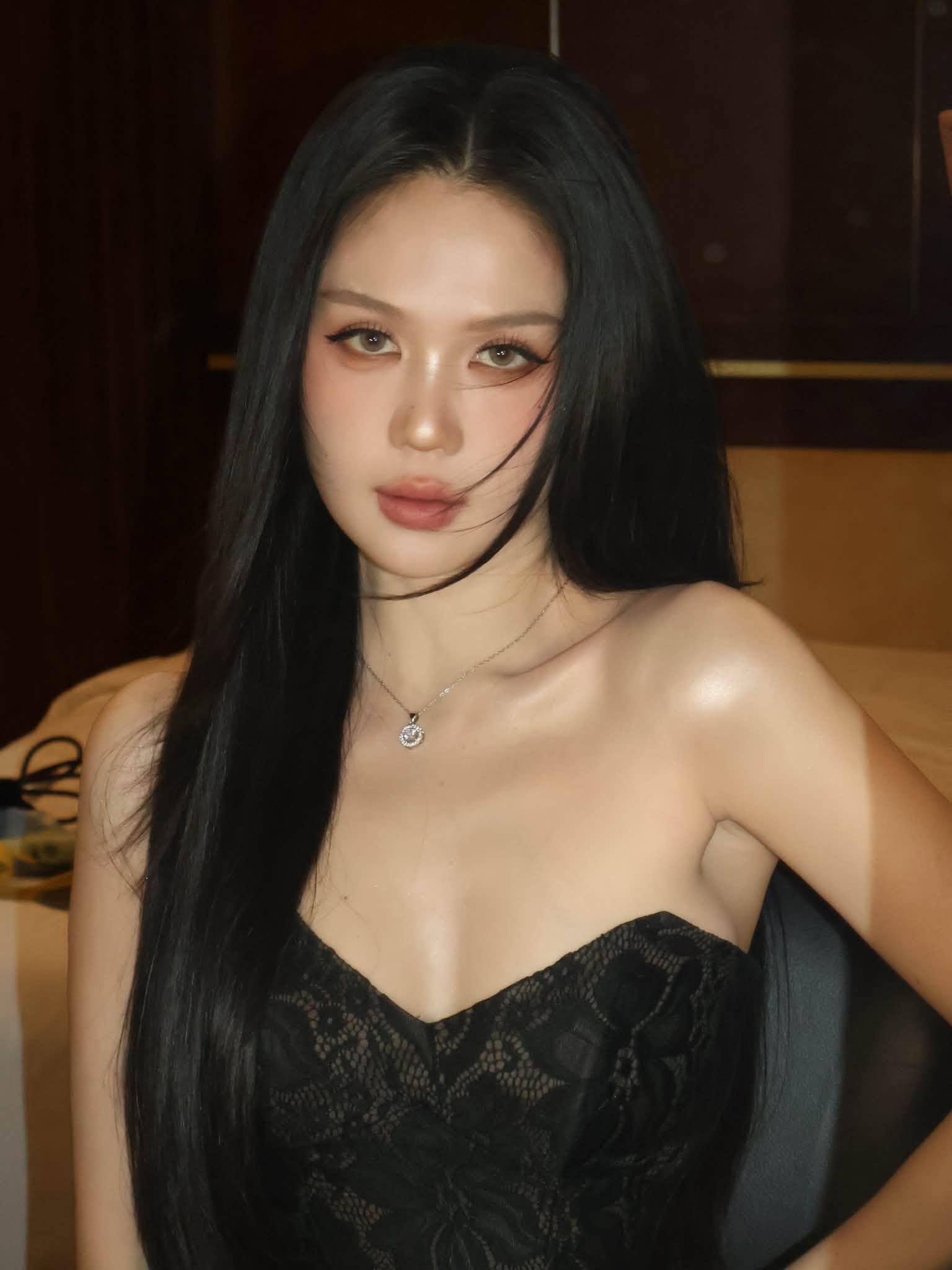 Ngọc Trinh tỏa s&aacute;ng ở tuổi trung ni&ecirc;n với phong c&aacute;ch thời trang trẻ trung - Ảnh 3.