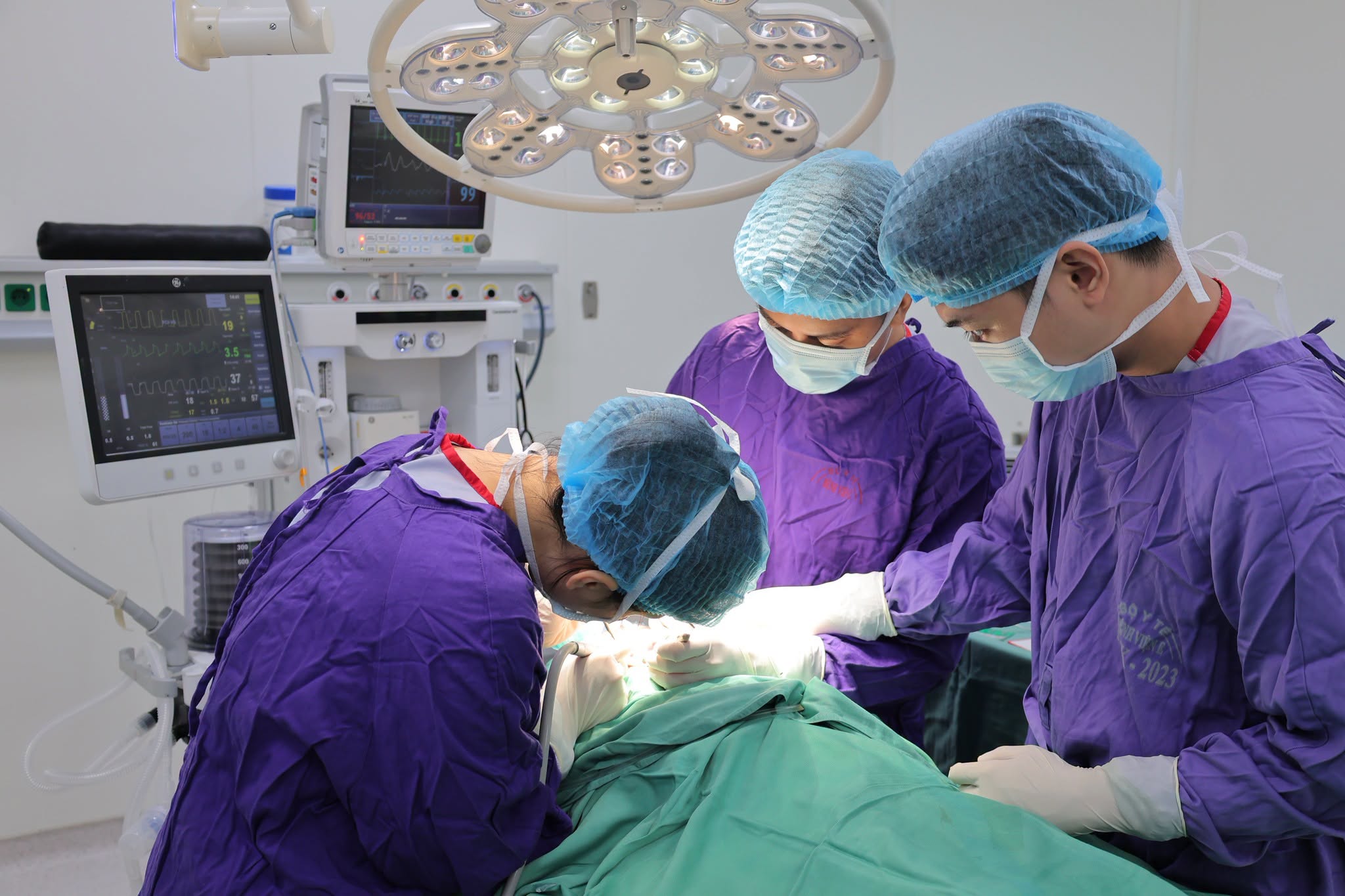 Sợ đi khám răng, bé gái 4 tuổi ở Hà Nội được điều trị triệt để viêm tủy răng nhờ phương pháp gây mê - Ảnh 1.
