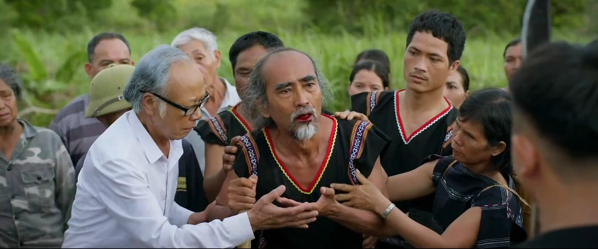 Trời cao nguyên xanh - Tập cuối: Tuấn và đồng đội tóm gọn toàn bộ nhóm phản động của Lok - Ảnh 2.