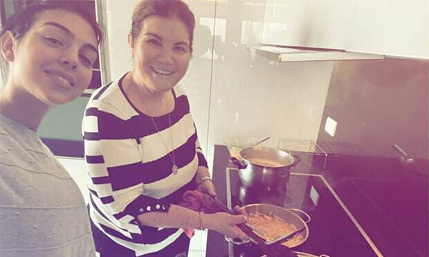 Georgina Rodr&iacute;guez v&agrave;o bếp l&agrave;m tortilla de patatas g&acirc;y sốt 5 triệu lượt xem - Ảnh 6.