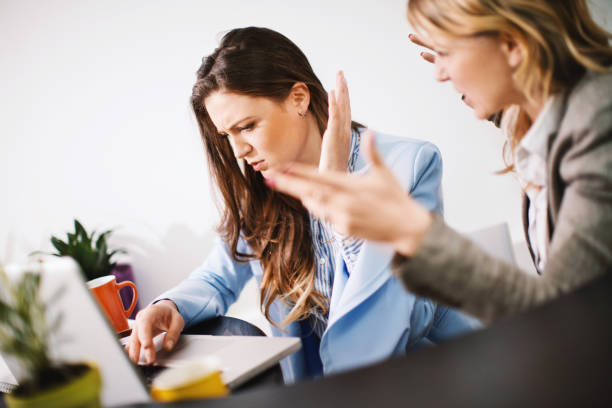 Hạnh ph&uacute;c của phụ nữ kh&ocirc;ng nằm ở việc cố l&agrave;m h&agrave;i l&ograve;ng tất cả: Bu&ocirc;ng bỏ 2 điều n&agrave;y c&agrave;ng sớm c&agrave;ng sống nhẹ l&ograve;ng - Ảnh 1.