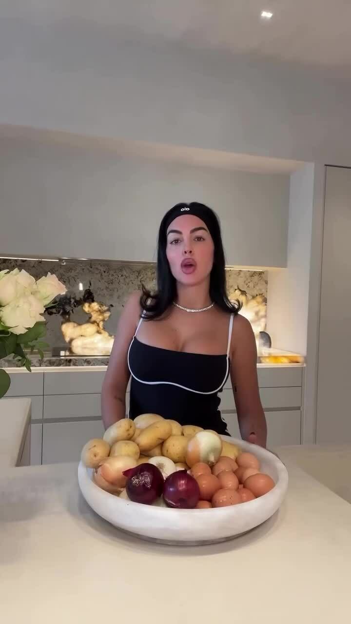 Georgina Rodr&iacute;guez v&agrave;o bếp l&agrave;m tortilla de patatas g&acirc;y sốt 5 triệu lượt xem - Ảnh 1.