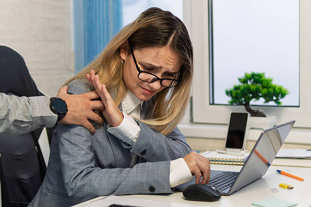 Sau tuổi 30, d&acirc;n văn ph&ograve;ng đừng chủ quan với đau cổ vai g&aacute;y: 4 dấu hiệu cần đi kh&aacute;m - Ảnh 1.