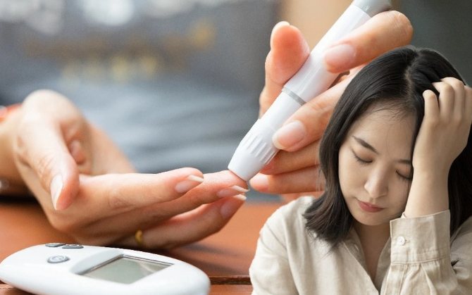 Người phụ nữ 68 tuổi mắc bệnh tiểu đường phải cắt cụt bàn chân vì ngâm chân sai cách - Ảnh 2.
