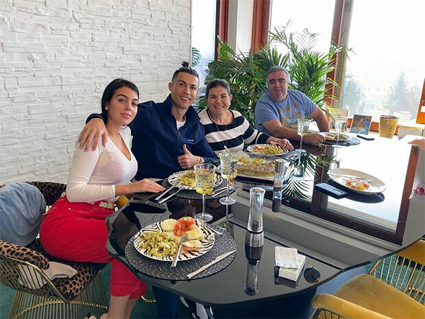 Georgina Rodr&iacute;guez v&agrave;o bếp l&agrave;m tortilla de patatas g&acirc;y sốt 5 triệu lượt xem - Ảnh 7.