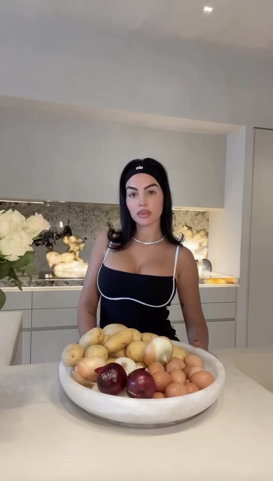 Georgina Rodr&iacute;guez v&agrave;o bếp l&agrave;m tortilla de patatas g&acirc;y sốt 5 triệu lượt xem - Ảnh 3.