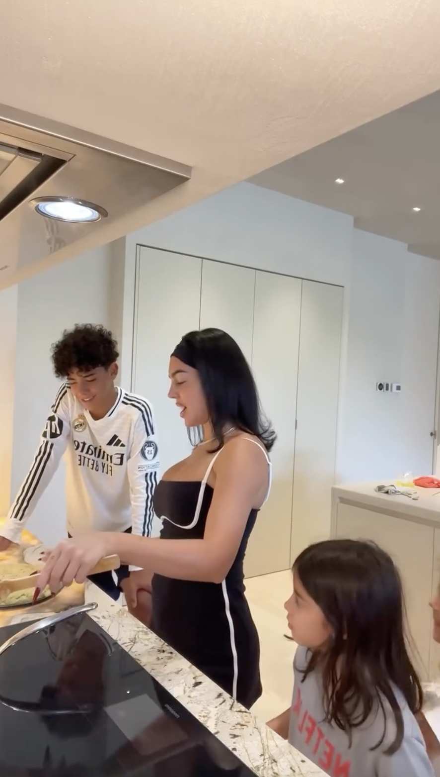 Georgina Rodr&iacute;guez v&agrave;o bếp l&agrave;m tortilla de patatas g&acirc;y sốt 5 triệu lượt xem - Ảnh 5.