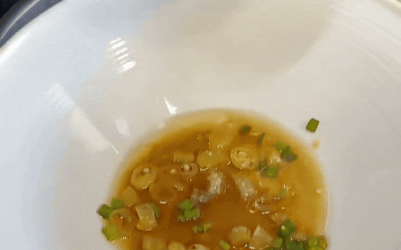 Thịt heo nấu kiểu này lạ mà ngon: Chua cay, mềm mướt, ăn với cơm hay bún đều "hết sảy"- Ảnh 11.