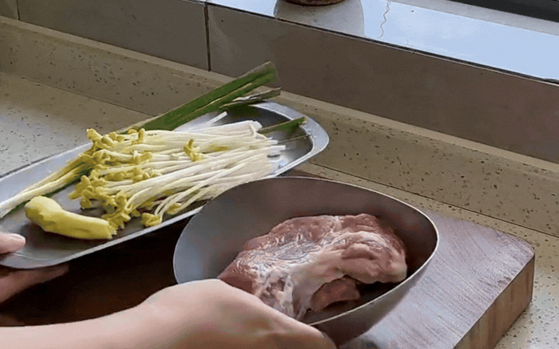 Thịt heo nấu kiểu này lạ mà ngon: Chua cay, mềm mướt, ăn với cơm hay bún đều "hết sảy"- Ảnh 2.