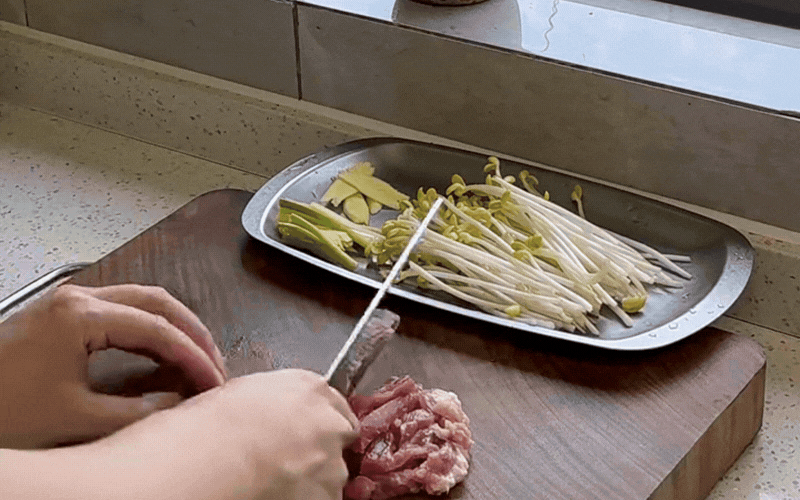 Thịt heo nấu kiểu này lạ mà ngon: Chua cay, mềm mướt, ăn với cơm hay bún đều "hết sảy"- Ảnh 3.