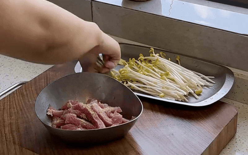 Thịt heo nấu kiểu này lạ mà ngon: Chua cay, mềm mướt, ăn với cơm hay bún đều "hết sảy"- Ảnh 4.