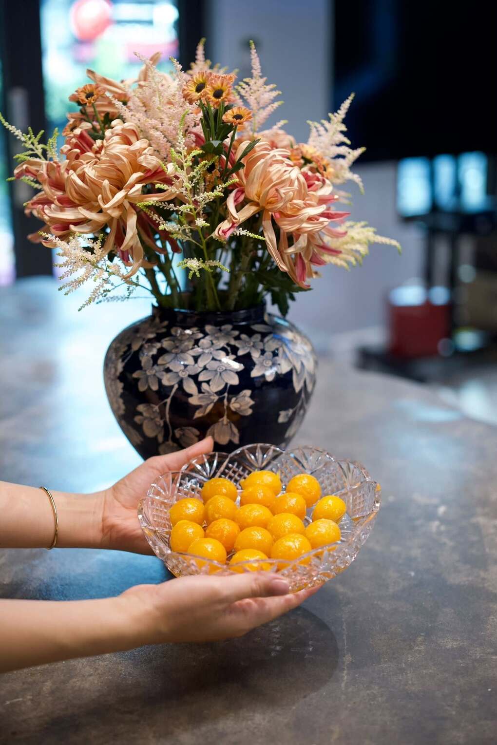 Phương Oanh chia sẻ c&aacute;ch l&agrave;m trứng muối tại nh&agrave; đơn giản v&agrave; thơm ngon - Ảnh 1.