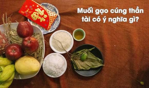 V&igrave; sao b&agrave;n thờ Thần t&agrave;i cần b&aacute;t nước thả hoa? Gạo muối c&uacute;ng xong l&agrave;m g&igrave; mới đ&uacute;ng? - Ảnh 1.