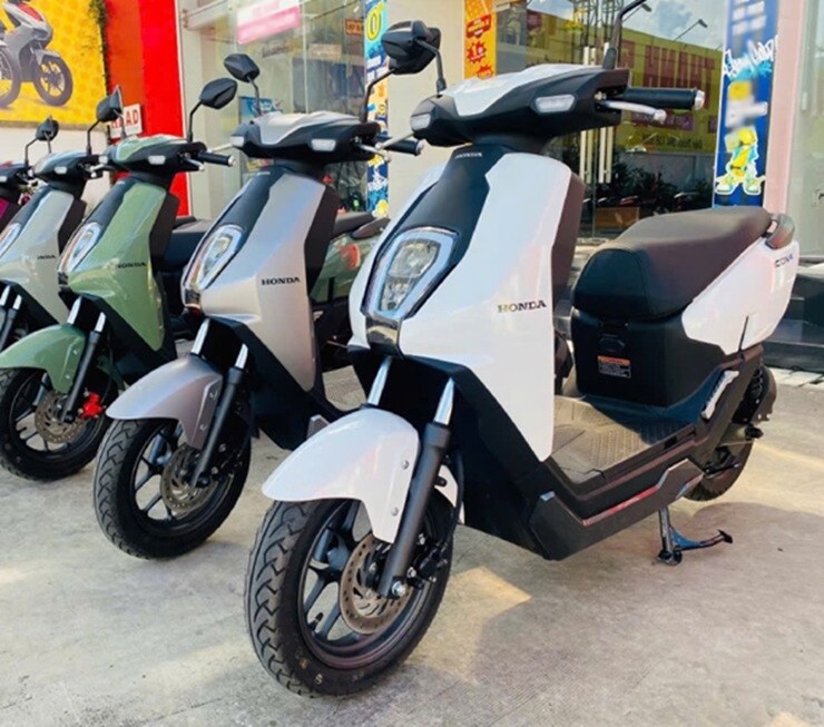 Loạt xe m&aacute;y điện giảm gi&aacute; sốc, chỉ từ 16 triệu đồng, c&oacute; mẫu đi tới 181km/lần sạc - Ảnh 2.