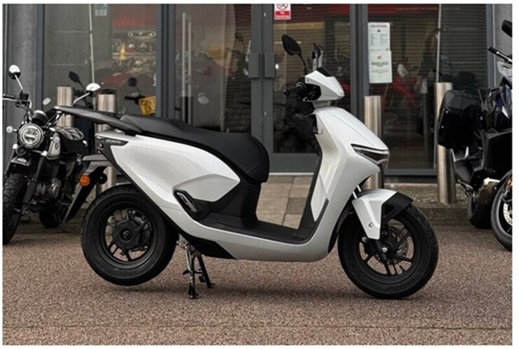 Loạt xe m&aacute;y điện giảm gi&aacute; sốc, chỉ từ 16 triệu đồng, c&oacute; mẫu đi tới 181km/lần sạc - Ảnh 3.