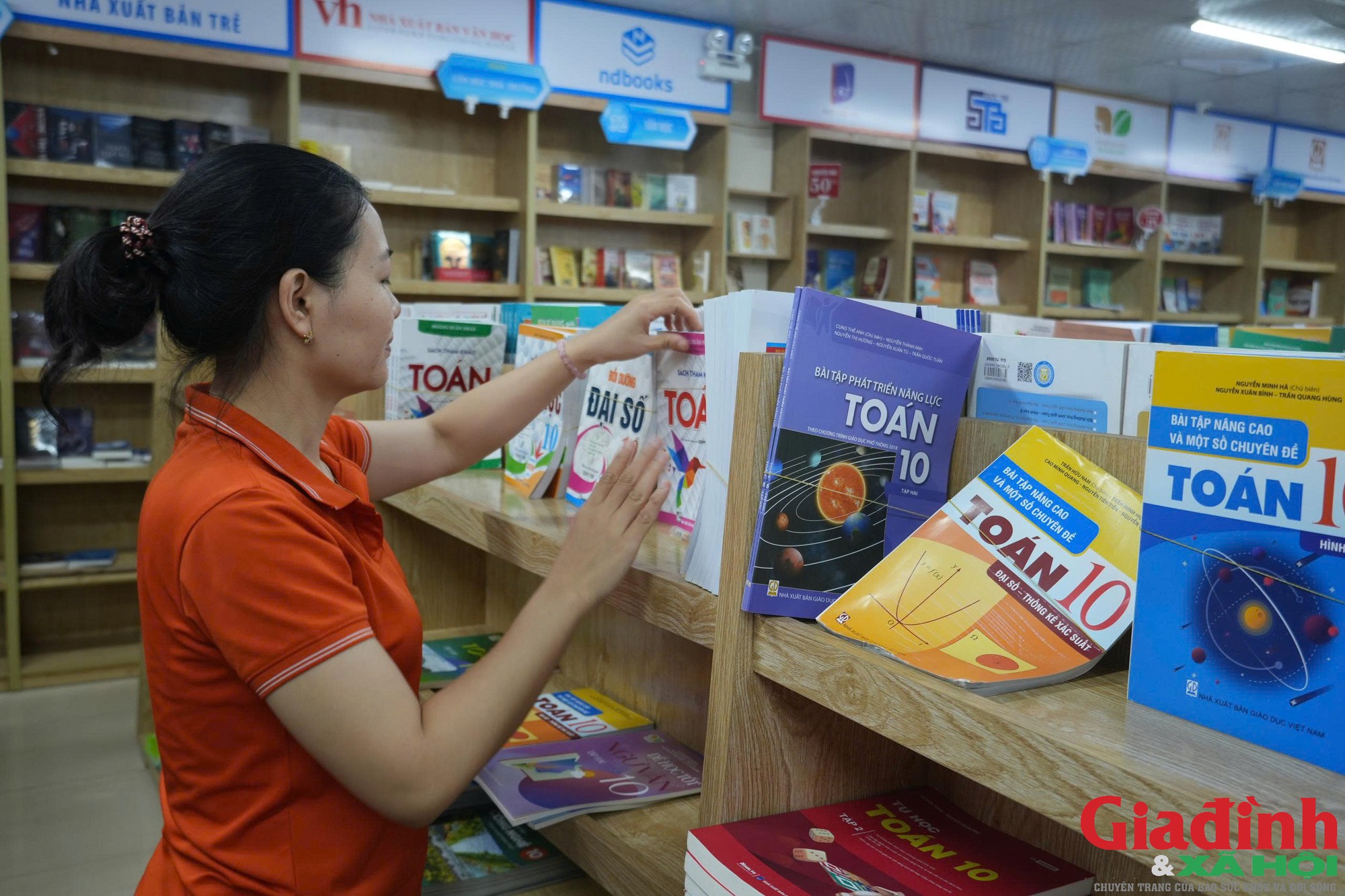 Sát ngày tựu trường, phụ huynh chạy khắp nơi tìm sách giáo khoa - Ảnh 1.
