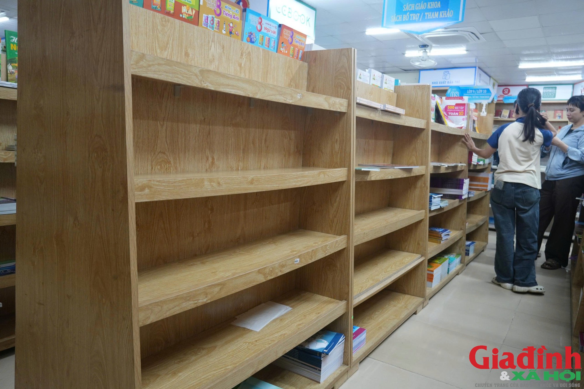 Sát ngày tựu trường, phụ huynh chạy khắp nơi tìm sách giáo khoa - Ảnh 2.