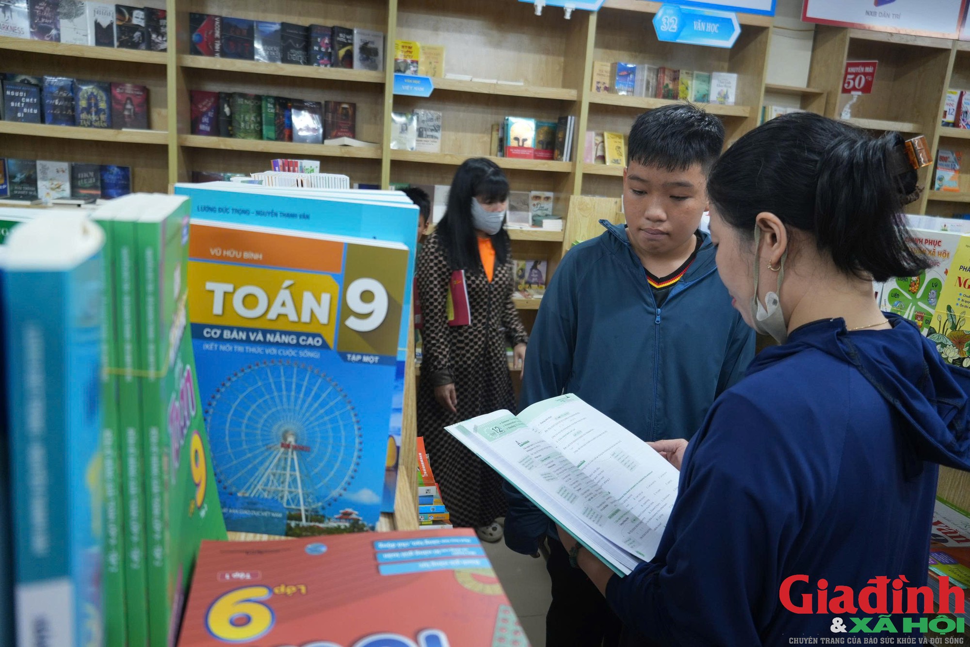 Sát ngày tựu trường, phụ huynh chạy khắp nơi tìm sách giáo khoa - Ảnh 7.