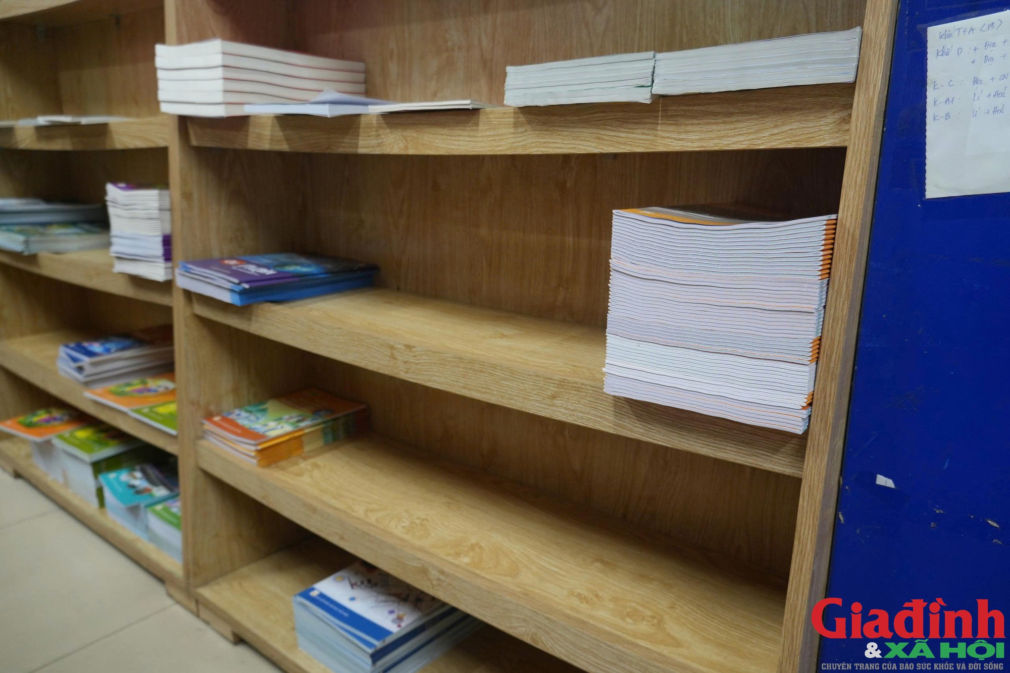 Sát ngày tựu trường, phụ huynh chạy khắp nơi tìm sách giáo khoa - Ảnh 5.