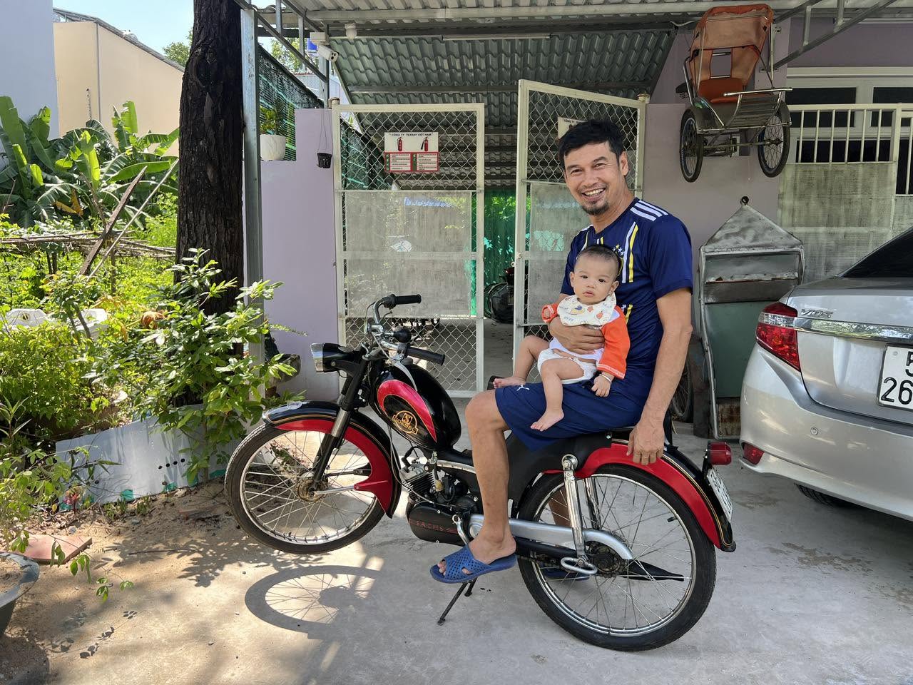 Nam nghệ sĩ đ&igrave;nh đ&aacute;m bỏ TP.HCM, về qu&ecirc; ở c&ugrave;ng vợ k&eacute;m 26 tuổi trong nh&agrave; cấp bốn 35m2 vẫn hạnh ph&uacute;c - Ảnh 5.