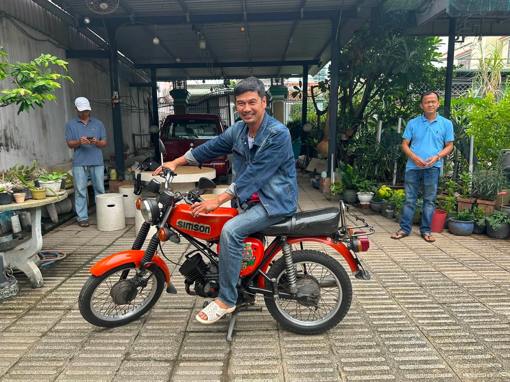 Nam nghệ sĩ đ&igrave;nh đ&aacute;m bỏ TP.HCM, về qu&ecirc; ở c&ugrave;ng vợ k&eacute;m 26 tuổi trong nh&agrave; cấp bốn 35m2 vẫn hạnh ph&uacute;c - Ảnh 3.