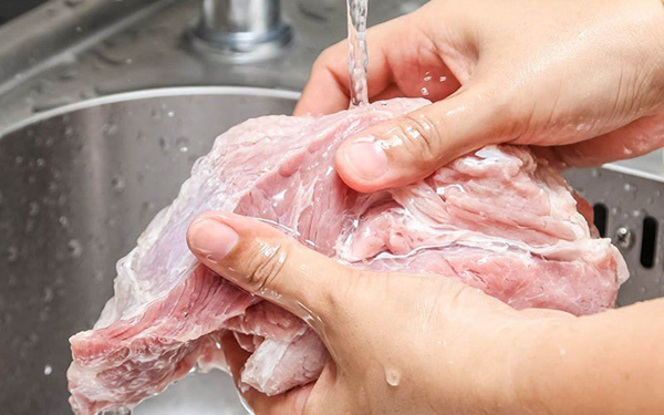 Chần thịt qua nước s&ocirc;i lợi hay hại v&agrave; top thực phẩm n&ecirc;n chần trước khi chế biến - Ảnh 2.