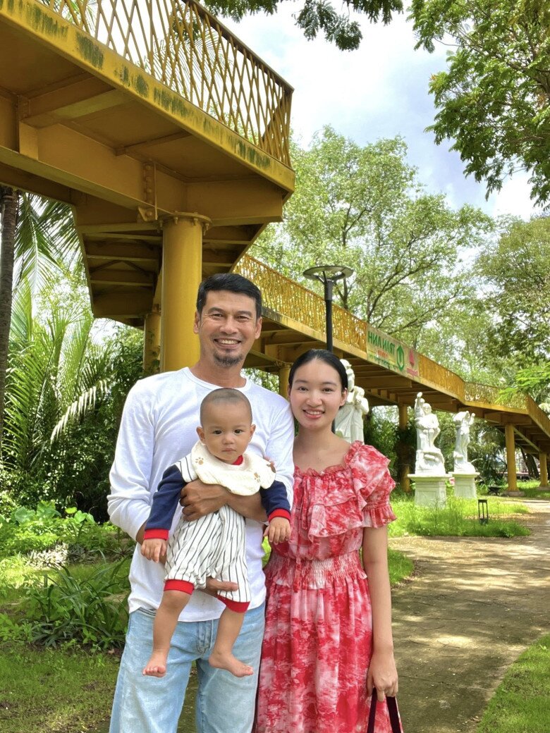 Nam nghệ sĩ đ&igrave;nh đ&aacute;m bỏ TP.HCM, về qu&ecirc; ở c&ugrave;ng vợ k&eacute;m 26 tuổi trong nh&agrave; cấp bốn 35m2 vẫn hạnh ph&uacute;c - Ảnh 1.