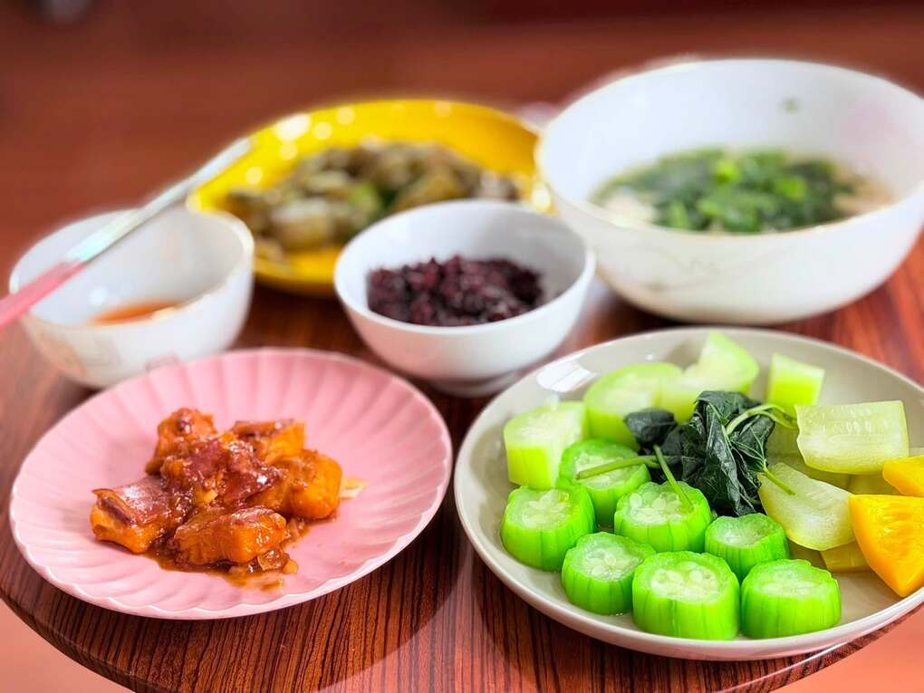 'Người đẹp T&acirc;y Đ&ocirc;' Việt Trinh g&acirc;y ngỡ ng&agrave;ng trước nhan sắc tuổi ngo&agrave;i 50, h&eacute; lộ cơm nh&agrave; 'hắc tuổi' đơn giản đến kh&oacute; tin! - Ảnh 3.