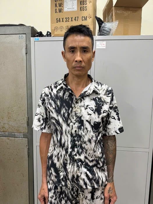 H&agrave; Nội tạm giữ h&igrave;nh sự đối tượng h&agrave;nh hung nam thanh ni&ecirc;n sau va chạm giao th&ocirc;ng - Ảnh 2.