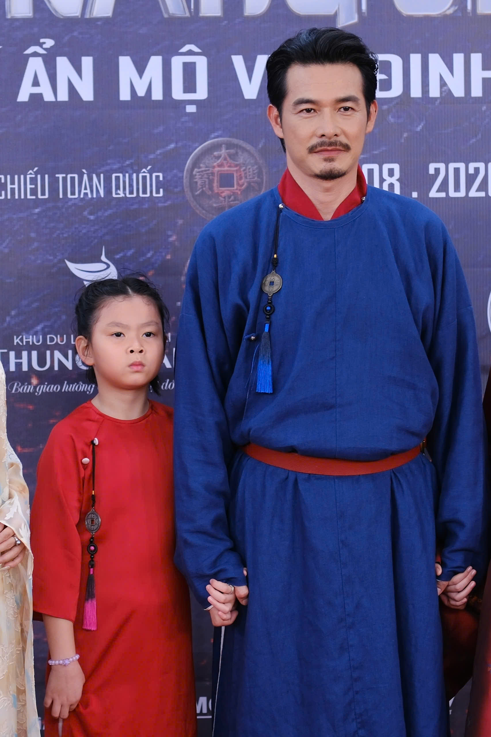 Qu&aacute;ch Ngọc Ngoan v&agrave; con g&aacute;i g&acirc;y ch&uacute; &yacute; thảm đỏ ra mắt phim mới 2026 - Ảnh 3.