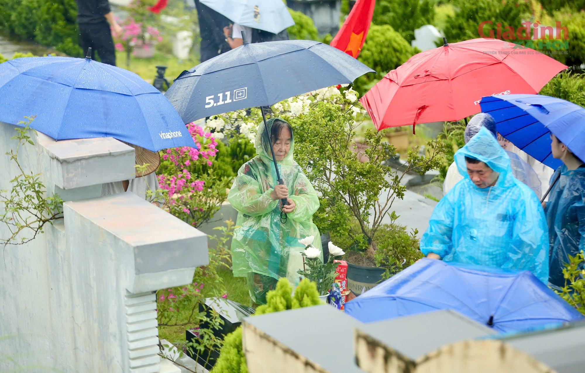 X&uacute;c động những cụ b&agrave; H&agrave; Nội 'đội' mưa vượt gần 100km đến nghĩa trang để thực h&agrave;nh lễ Vu Lan - Ảnh 8.