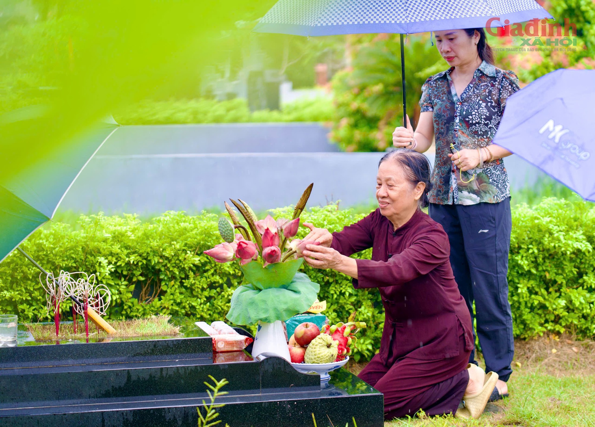 X&uacute;c động những cụ b&agrave; H&agrave; Nội 'đội' mưa vượt gần 100km đến nghĩa trang để thực h&agrave;nh lễ Vu Lan - Ảnh 3.