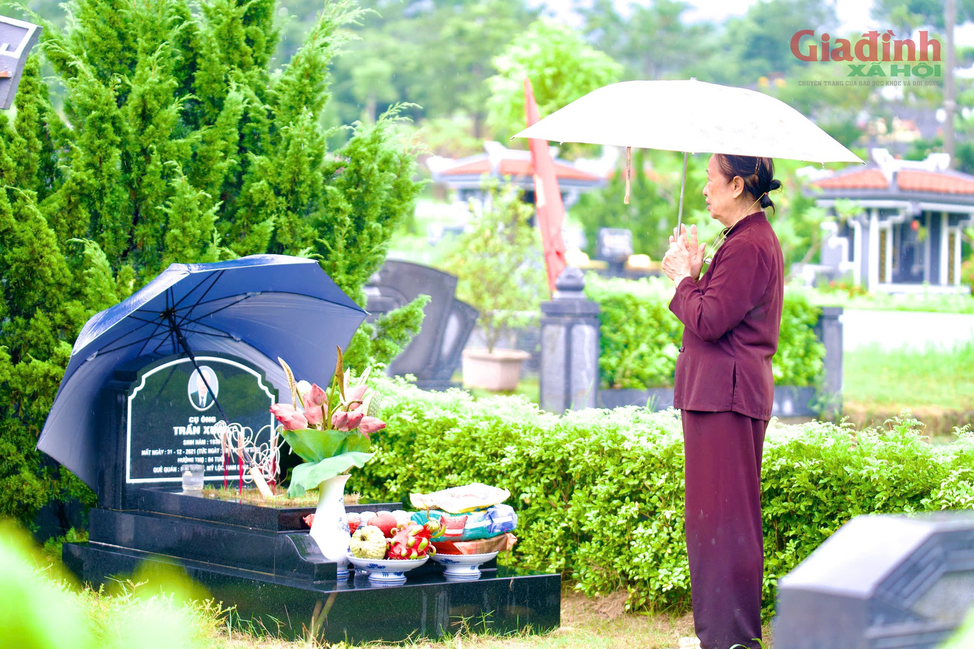 X&uacute;c động những cụ b&agrave; H&agrave; Nội 'đội' mưa vượt gần 100km đến nghĩa trang để thực h&agrave;nh lễ Vu Lan - Ảnh 4.