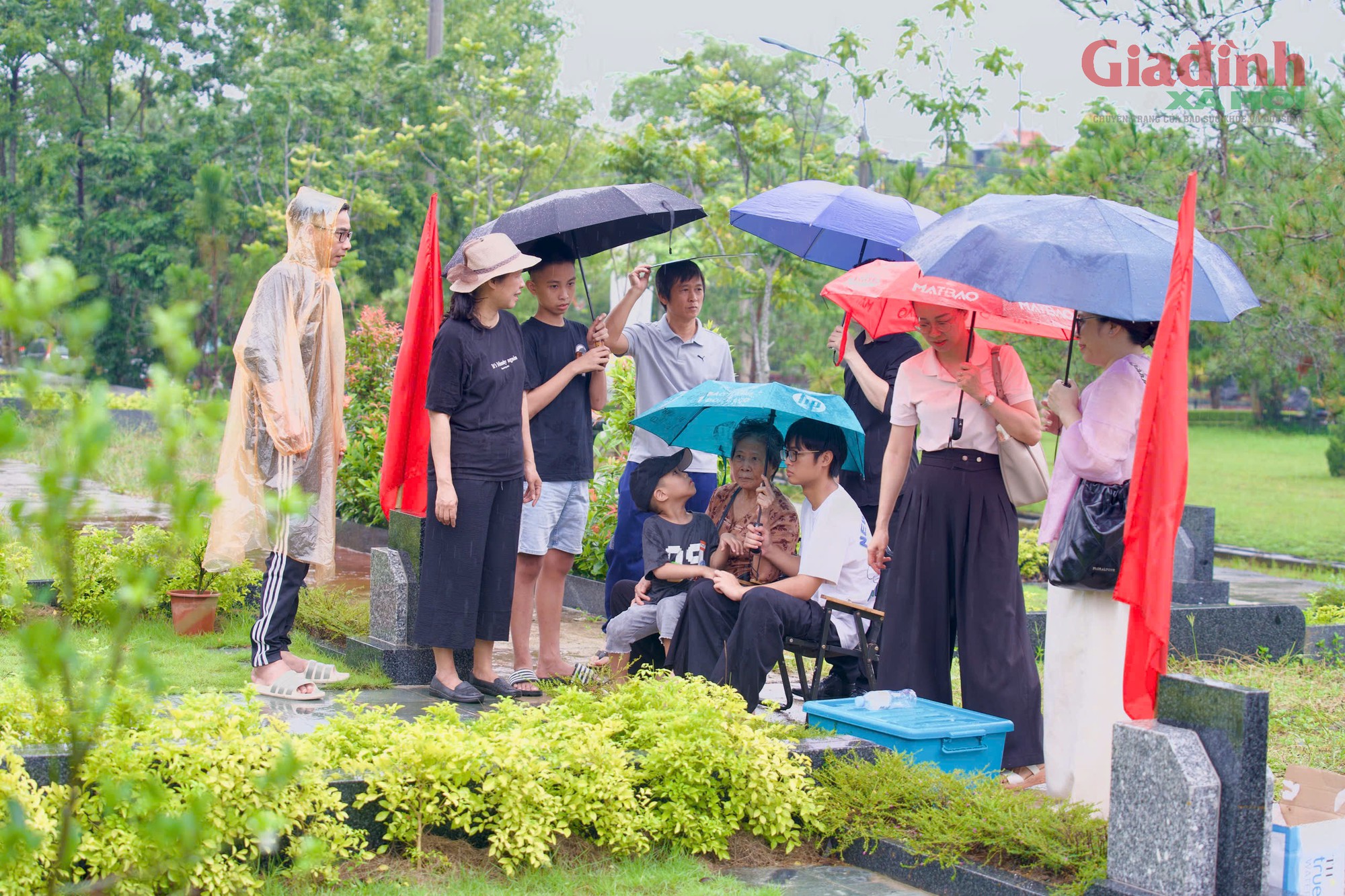 X&uacute;c động những cụ b&agrave; H&agrave; Nội 'đội' mưa vượt gần 100km đến nghĩa trang để thực h&agrave;nh lễ Vu Lan - Ảnh 2.