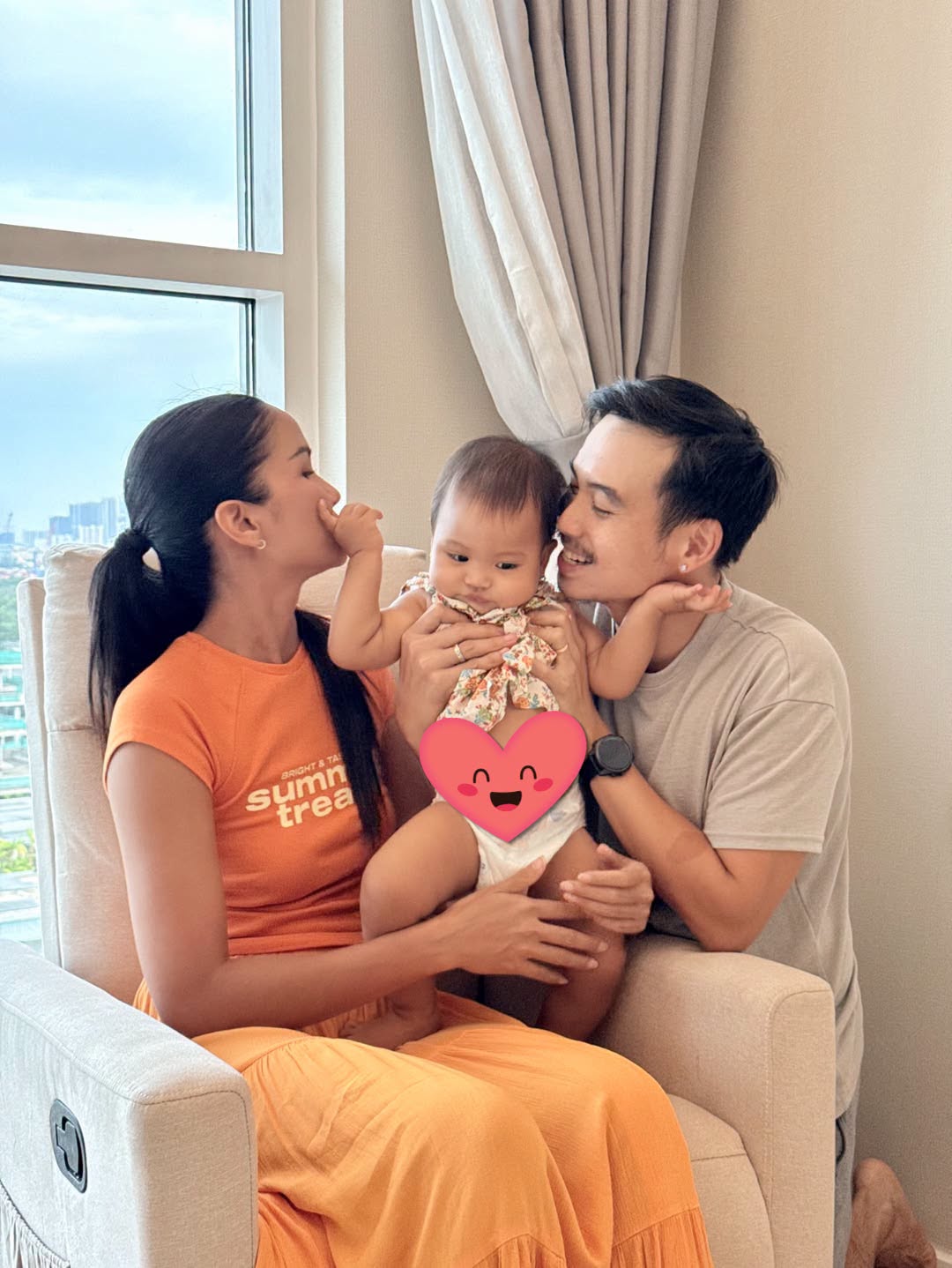 Ngọc Trinh gây sốt với trang phục gợi cảm bên H ' Hen Niê hạnh phúc bên gia đình - Ảnh 3.
