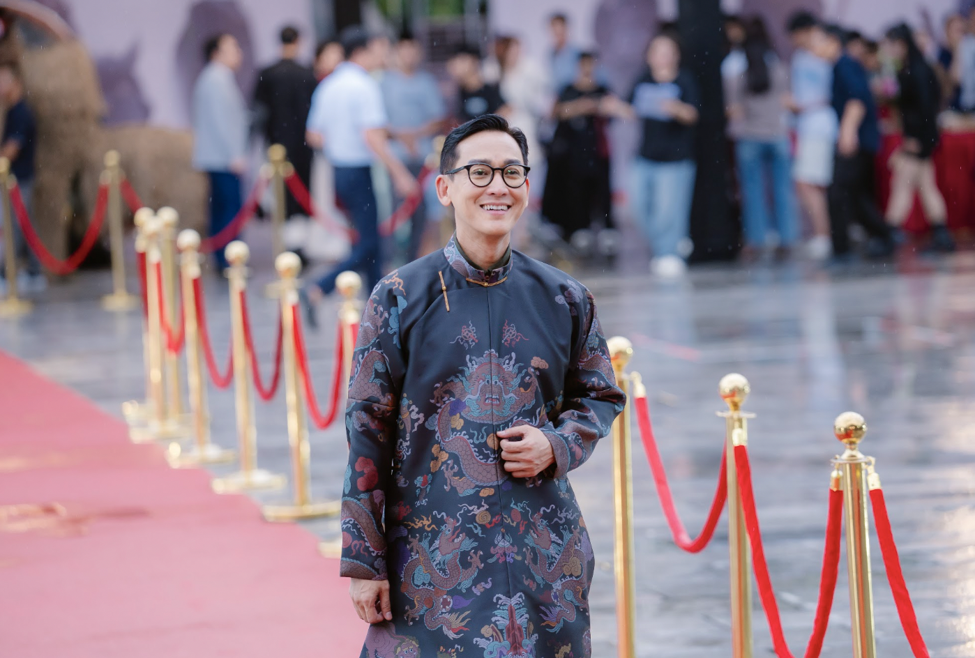 Qu&aacute;ch Ngọc Ngoan v&agrave; con g&aacute;i g&acirc;y ch&uacute; &yacute; thảm đỏ ra mắt phim mới 2026 - Ảnh 8.