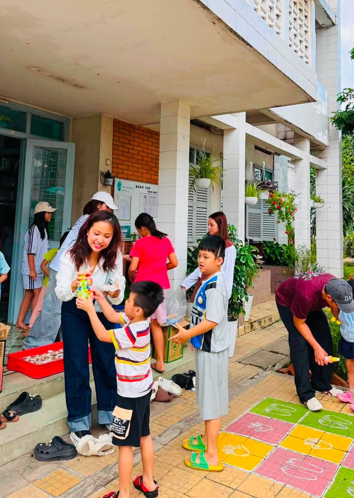Ngọc Trinh gây sốt với trang phục gợi cảm bên H ' Hen Niê hạnh phúc bên gia đình - Ảnh 8.