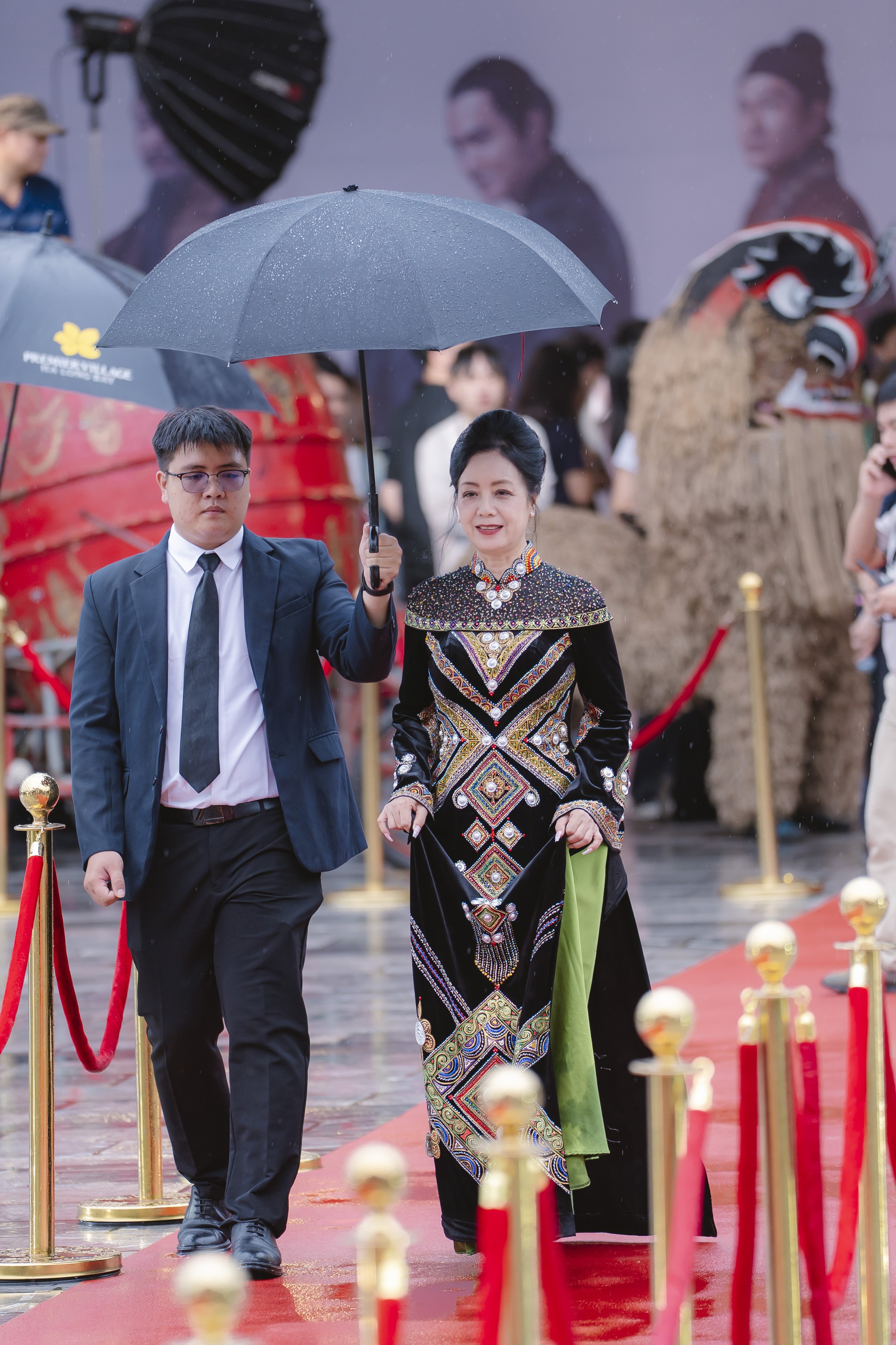 Qu&aacute;ch Ngọc Ngoan v&agrave; con g&aacute;i g&acirc;y ch&uacute; &yacute; thảm đỏ ra mắt phim mới 2026 - Ảnh 9.