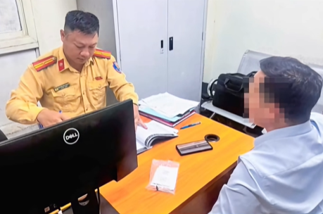 Lắp 2 biển số né camera AI phạt nguội, nam tài xế ở Hưng Yên nhận 23 triệu đồng tiền phạt - Ảnh 1.